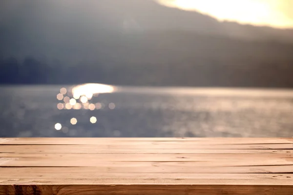Bulanık deniz ve güneş ile ahşap masa — Stok fotoğraf