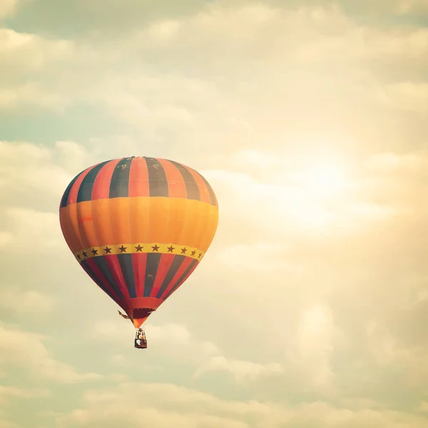 Sıcak hava balonu üzerinde güneş sky — Stok fotoğraf