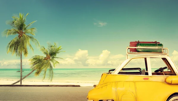 Vintage classic car parked near the beach — Stock Photo, Image