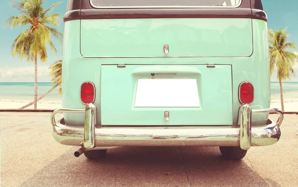 Clássico van estacionado praia lateral no verão — Fotografia de Stock