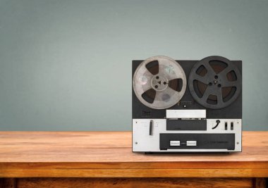Eski retro film oyuncu masada