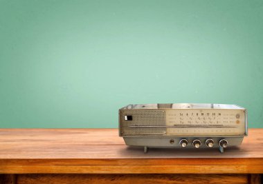 Tablo üzerinde eski retro radyo
