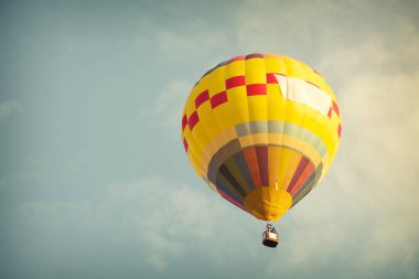 Sıcak hava balonu üzerinde bulut ile sky