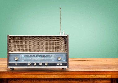 Tablo üzerinde eski retro radyo 