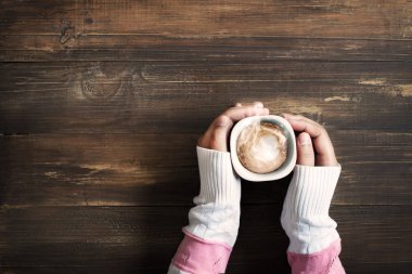 kahve fincan sıcak tutan eller