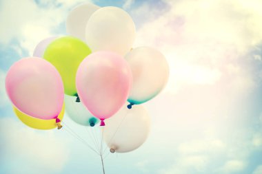 Mavi gökyüzünde renkli balonlar 