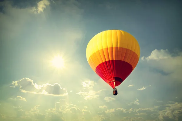 Globo de aire caliente en el cielo con nube , — Foto de Stock