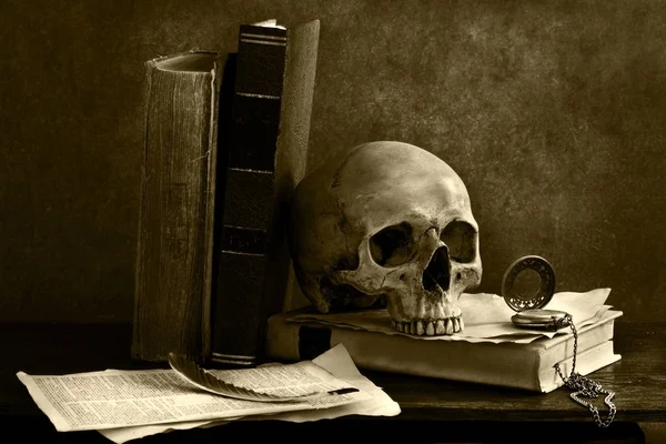 Human skull skeleton with book omn desk — Stock Photo, Image