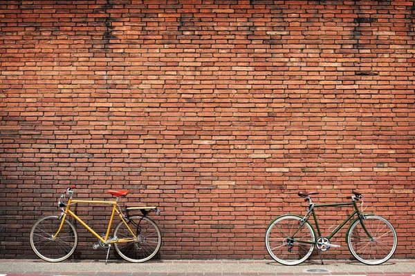 Vélo rétro sur le bord de la route — Photo