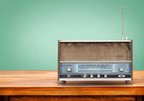 桌上的旧复古收音机 — 图库照片