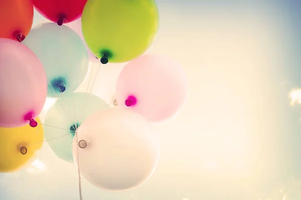 Färgglada ballonger på blå himmel — Stockfoto