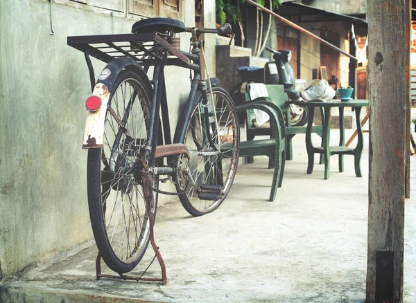 Винтажный велосипед в кофейне — стоковое фото
