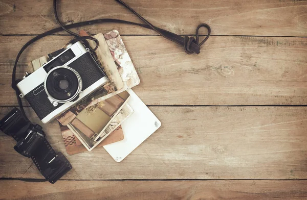 Câmera de filme vintage no fundo de madeira — Fotografia de Stock