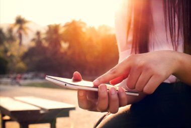 Mobil akıllı telefon kullanan kadın