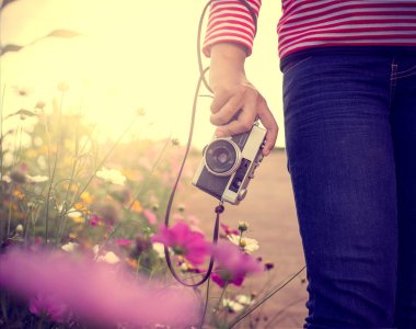 Mutlu kız tatil seyahat fotoğraf makinesi