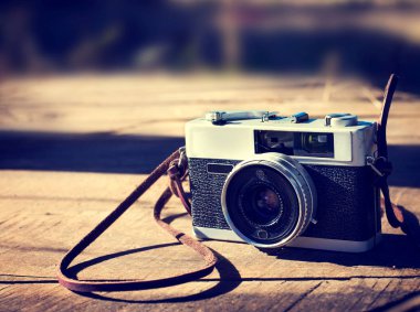Ahşap arka planda klasik kamera 