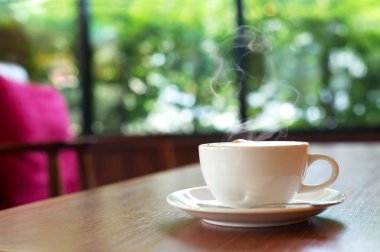 Kafedeki masada bir fincan kahve. 