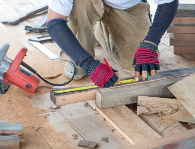 Adam tahta ölçme marangoz