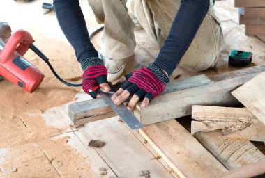 Adam tahta ölçme marangoz