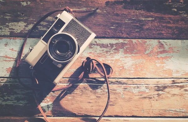 Κάμερας ρετρό στο ξύλινο τραπέζι — Φωτογραφία Αρχείου