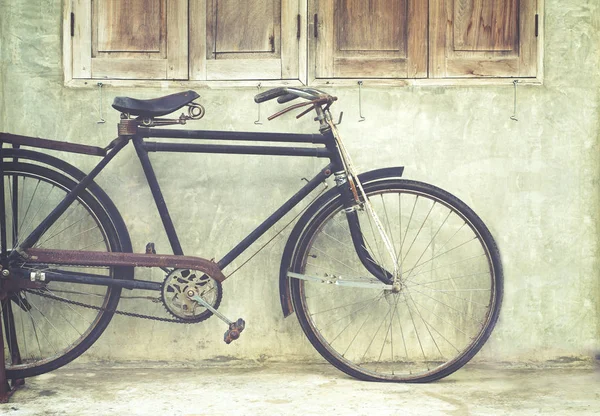 Bicicleta vintage na casa de café — Fotografia de Stock