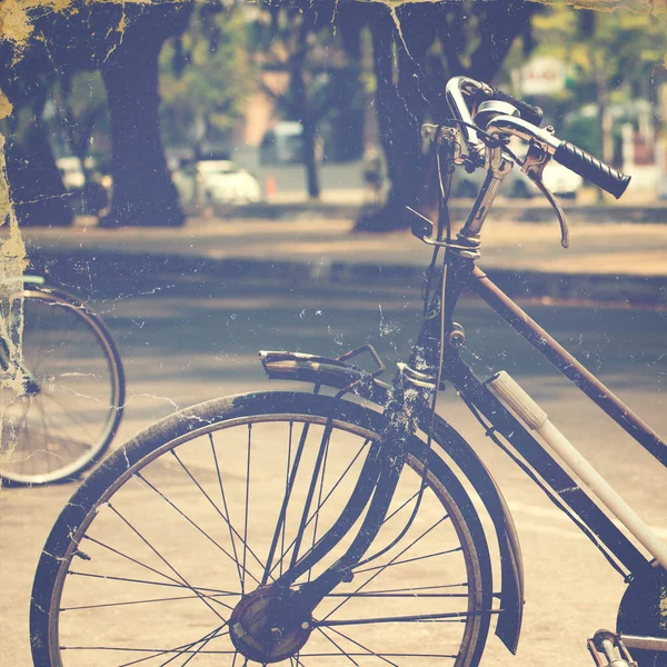 Bicicleta vintage estacionada — Fotografia de Stock