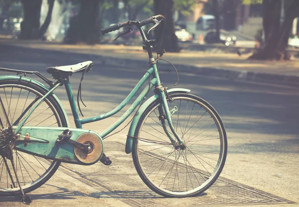 Vintage cykel parkerad — Stockfoto