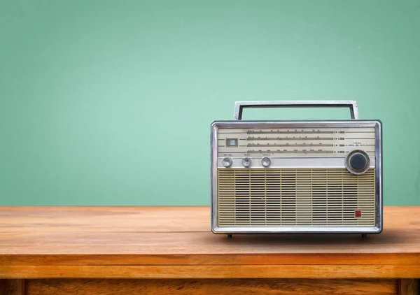 Stare radio retro na stół — Zdjęcie stockowe