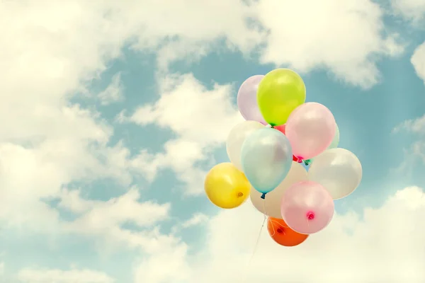 Ballonger på blå himmel — Stockfoto