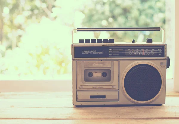 Oldtimer-Radio auf dem Tisch — Stockfoto