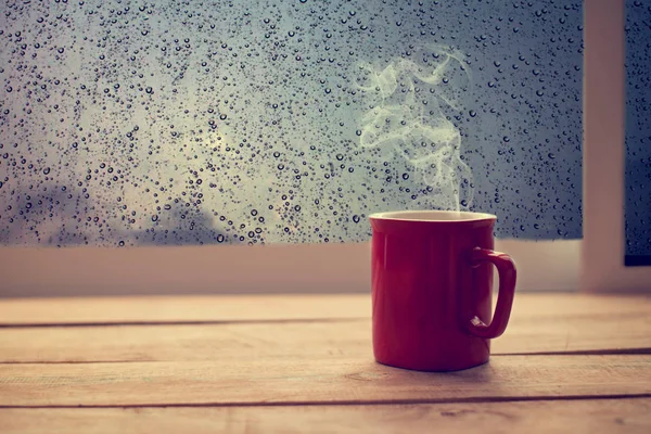 Xícara vermelha de café quente na mesa de madeira — Fotografia de Stock