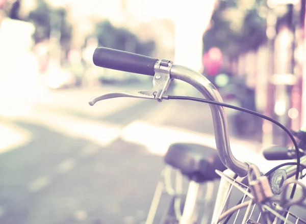 自転車ハンドルバーは、都市通りで休んでください。 — ストック写真