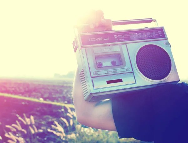 Мужчина держит винтажное радио — стоковое фото