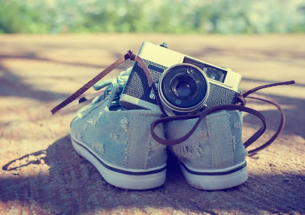 Vintage fotoğraf makinesi izole spor ayakkabı ile — Stok fotoğraf