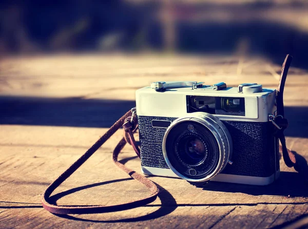 Cámara vintage sobre fondo de madera — Foto de Stock