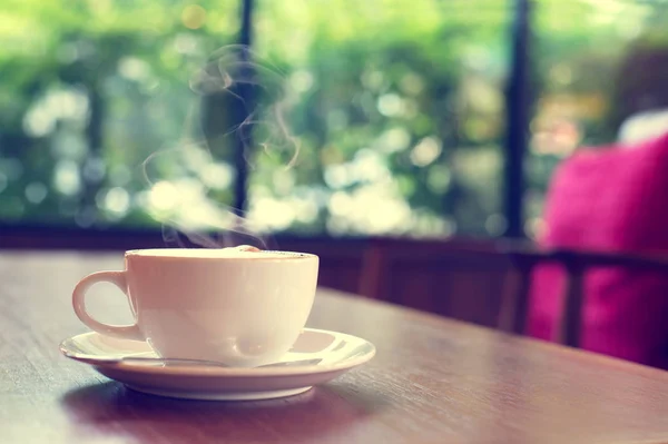 Xícara de café na mesa no café — Fotografia de Stock