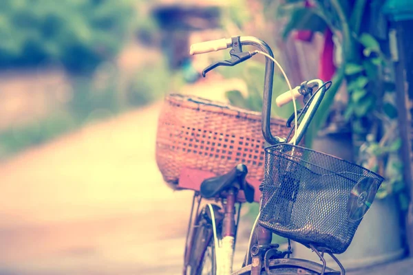 Oldtimer-Fahrrad rastet in der Landstraße — Stockfoto