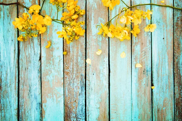 黄色的花开在老式木 — 图库照片