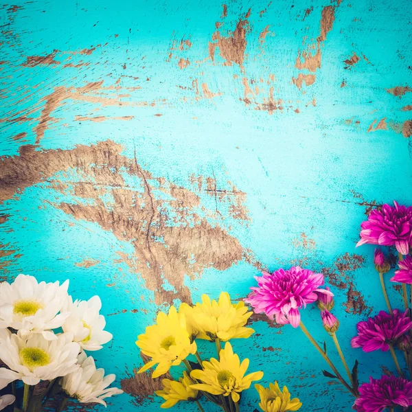 Buket bunga berwarna pada kayu vintage — Stok Foto