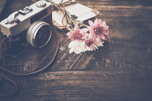 Caméra vintage avec bouquet de fleurs — Photo