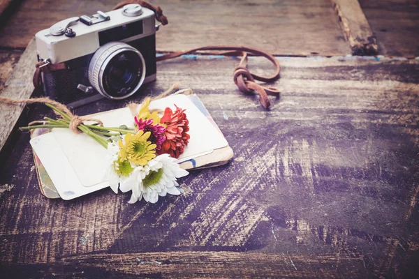 Câmera vintage com buquê de flores — Fotografia de Stock