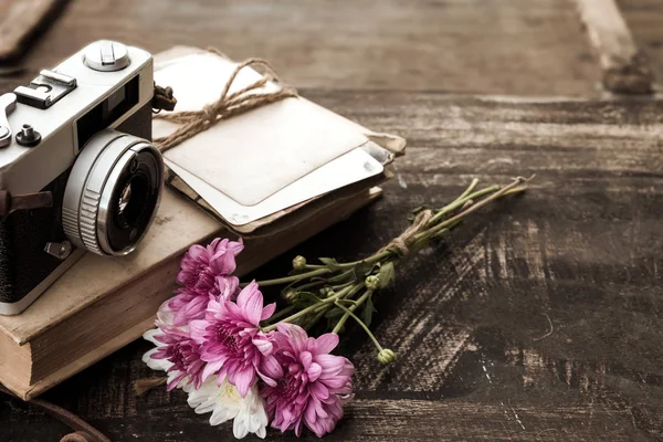 Caméra vintage avec bouquet de fleurs — Photo