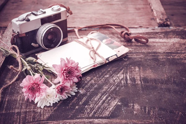 꽃의 부케와 카메라 — 스톡 사진