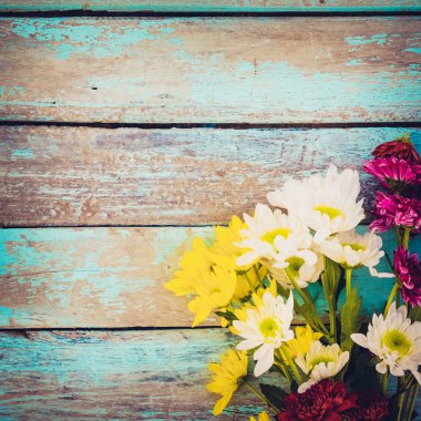 Antika ahşap masa üzerinde renkli çiçekler buket