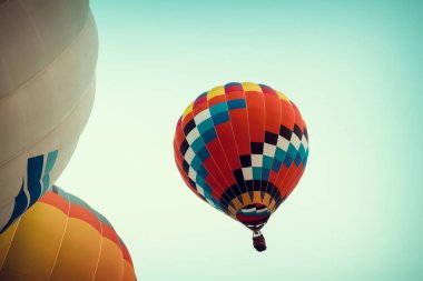 Sıcak hava balonları mavi gökyüzü üzerinde
