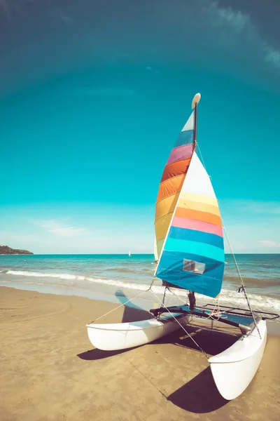 Segelboot am tropischen Strand — Stockfoto