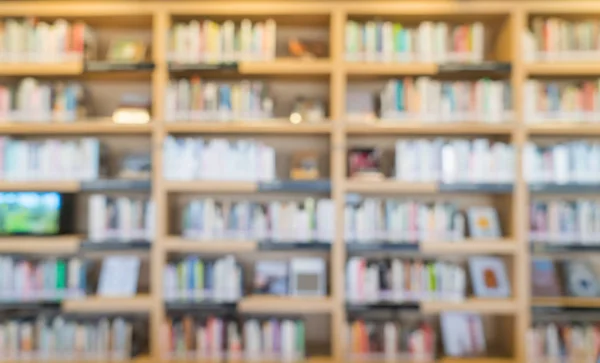 Estante borrada na sala da biblioteca — Fotografia de Stock