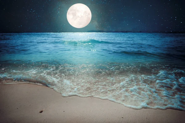 Fantasia spiaggia tropicale con stella e luna piena — Foto Stock