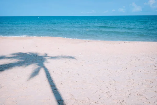 Palmenschatten am klaren tropischen Strand. — Stockfoto