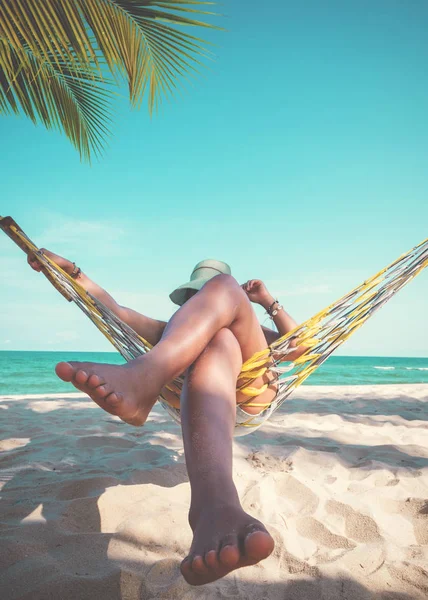 Eautiful-Tanned benen van sexy vrouwen ontspannen op hangmat — Stockfoto